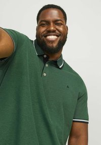 Jack & Jones JJEPAULOS SS NOOS PLS - Poloshirts - dark green