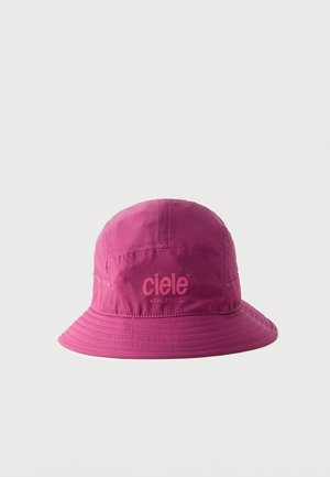 Magenta-farbener Bucket-Hut mit breiter Krempe, auf der Vorderseite in der Mitte mit dem „ciele ATHLETICS“-Logo bedruckt.