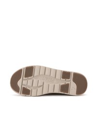 Lys beige gummisål med tekstureret greb, præget med et udtalt mønstret bund og det præget "PITAS" logo. Accenter i mørkere brun.
