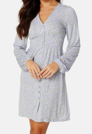 Helllila Kleid mit floralem Muster, V-Ausschnitt, langen Ärmeln und Knopfleiste. Hergestellt aus weichem Stoff, mit ausgestelltem Saum und zarter Textur.