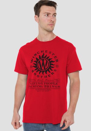 Cotton Soul, SUPERNATURAL/WINCHESTER ANTI POSSESSION - Print T-shirt - red