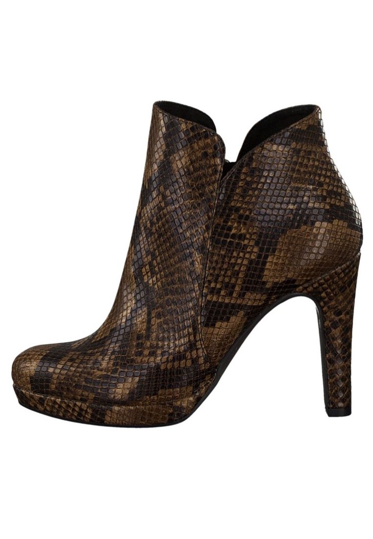 Brązowe botki za kostkę o teksturowanym, skórzanym wzorze węża, zwężającym się kształcie i wysokim obcasie. Posiadają wycięcie po boku, co nadaje im nowoczesny wygląd.