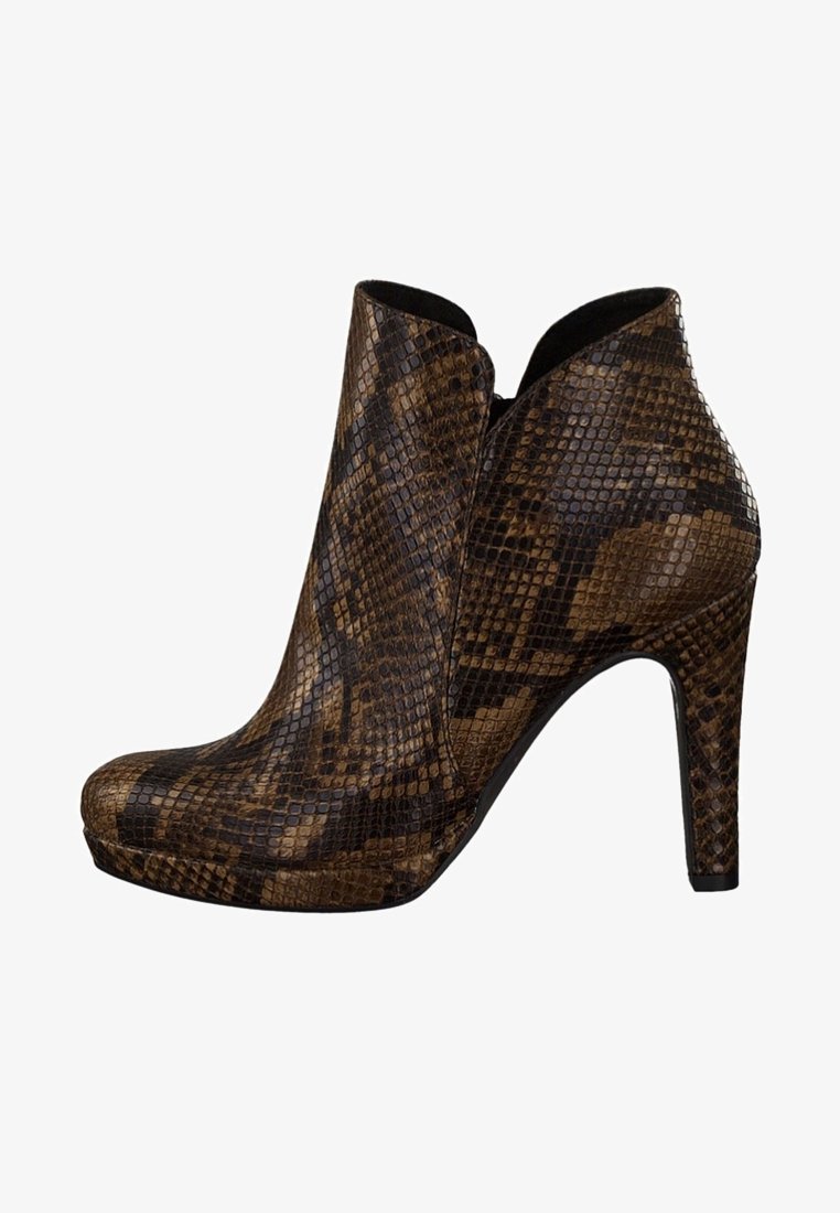 Brązowe botki za kostkę o teksturowanym, skórzanym wzorze węża, zwężającym się kształcie i wysokim obcasie. Posiadają wycięcie po boku, co nadaje im nowoczesny wygląd.
