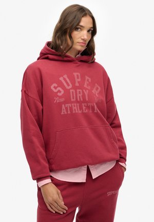 Bordeaux oversized hoodie met een voortasje, met de tekst "SUPER DRY ATHLETIC" in lichtere letters. Katoenmengsel, zachte structuur.