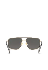 Lunettes de soleil avec monture géométrique en métal doré, verres dégradés noirs, branches noires et plaquettes de nez transparentes réglables.