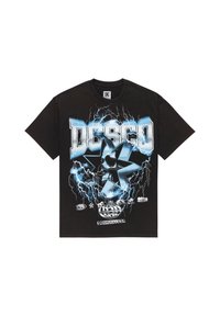 Sort T-shirt med blå lyn, stort "DCSHOECOUSA" tekst, en stjerne med et kranium og et globuslogo på fronten.