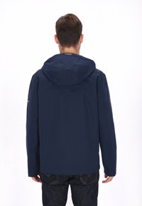 Marineblauwe waterdichte jas met kap, voorzien van lange mouwen, een gladde textuur en een minimalistisch ontwerp; zichtbare naden en geen opvallende hardware.