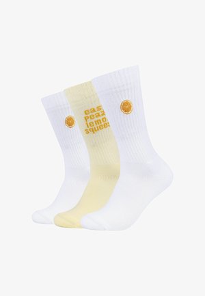 Drei gerippte Kurzsocken, zwei weiße mit Logos einer Orangenscheibe und eine blassgelbe mit dem orangenen Schriftzug "easy peazy lemon squeezy".