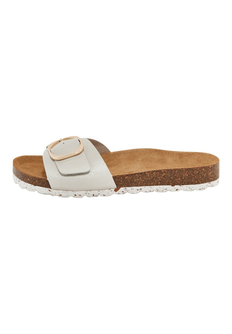 Sandalia plana en cuero gris claro con una gran hebilla cuadrada dorada, plantilla de corcho y suela blanca moteada. Diseño plano con punta abierta.