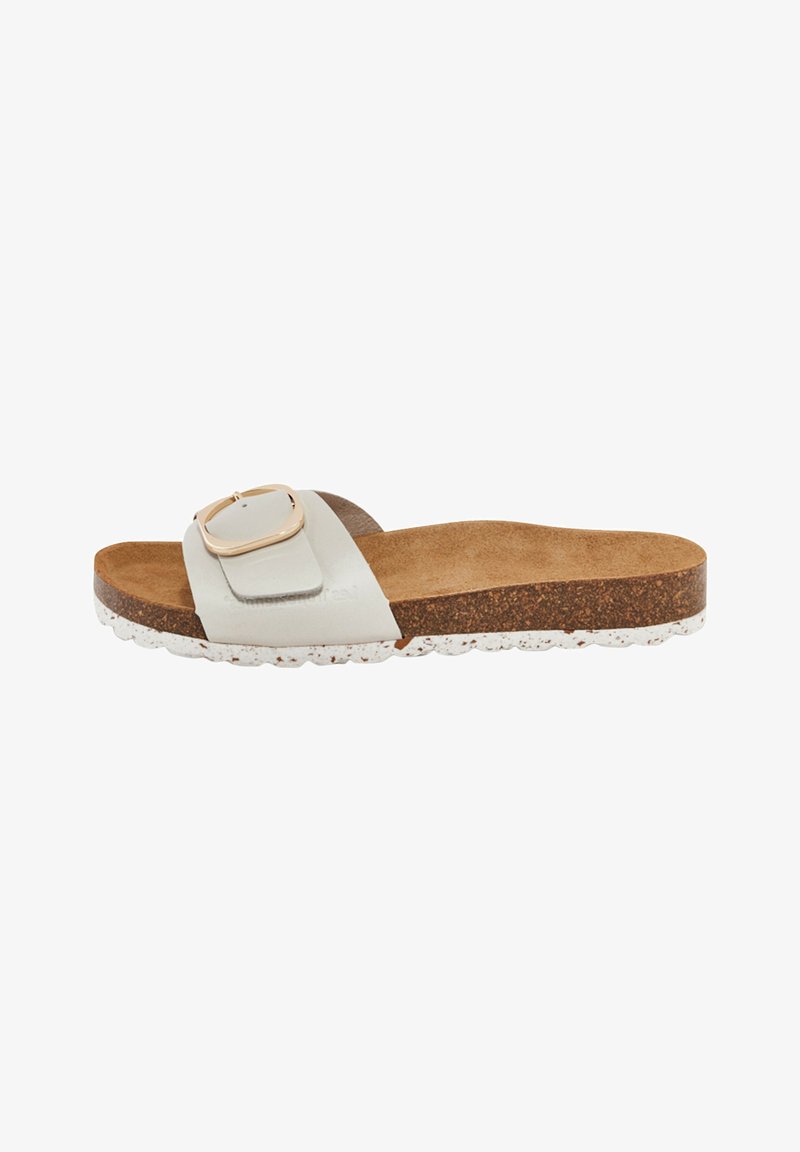 Sandalia plana en cuero gris claro con una gran hebilla cuadrada dorada, plantilla de corcho y suela blanca moteada. Diseño plano con punta abierta.