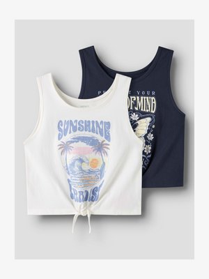 Δύο αμάνικα crop tops, το ένα λευκό με στάμπα "Sunshine Paradise" και γαλάζια κύματα παραλίας, το άλλο μπλε σκούρο με σχέδιο πεταλούδας και λουλουδιών, απλωμένα επίπεδα.