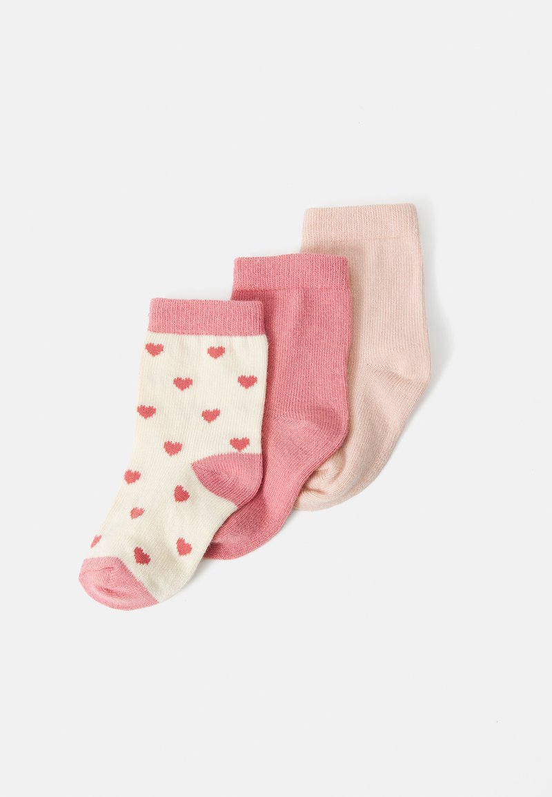 Tři páry ponožek: jedny krémové s červenými srdíčky, jedny jednobarevné růžové a jedny světle růžové, všechny z měkkého pleteného materiálu s žebrovanými lemy.