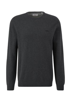 Pull en maille gris foncé avec des manches longues, un col rond et un petit logo sur la poitrine gauche. Poignets et taille côtelés.