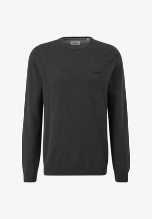 Donkergrijze gebreide trui met lange mouwen, ronde hals en een klein logo op de linkerkant van de borst. Ribgebreide manchetten en tailleband.