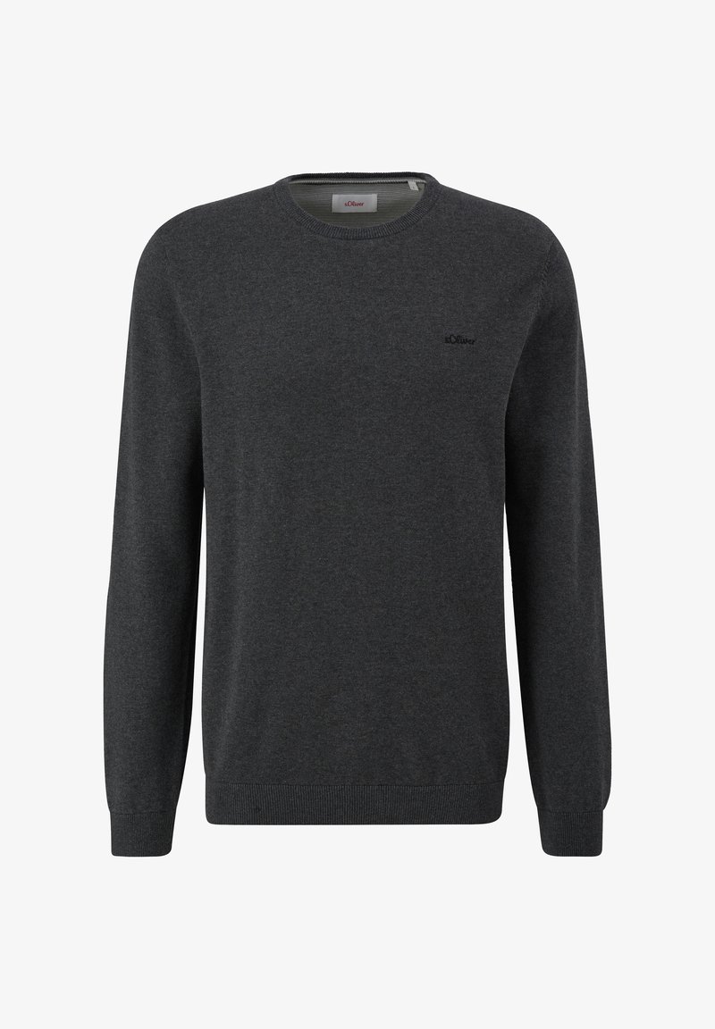 Ciemnoszary sweter z dzianiny z długimi rękawami, okrągłym dekoltem i małym logo na lewej piersi. Mankiety i pas wykonane w ściągacz.