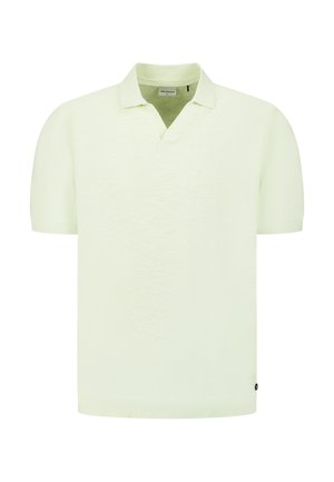 Hellgrünes Polohemd mit kurzen Ärmeln, gerippten Bündchen und Saum, offenem Kragen und kleinem Markenzeichen nahe dem unteren Saum auf weißem Hintergrund.