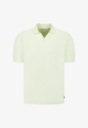 Hellgrünes Polohemd mit kurzen Ärmeln, gerippten Bündchen und Saum, offenem Kragen und kleinem Markenzeichen nahe dem unteren Saum auf weißem Hintergrund.