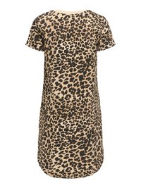 Beige kortærmet kjole med uregelmæssigt sort leopardprint over det hele, rundet kant og rund halsudskæring.
