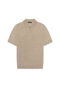 Beige kurzärmeliges Strick-Poloshirt mit halbem Reißverschluss und Kragen, flach auf weißem Hintergrund liegend.