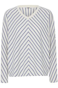 Weißer Langarm-Pullover mit blauen Zickzack-Diagonalstreifen, die ein Chevron-V-Muster bilden, V-Ausschnitt, keine sichtbaren Logos oder Verzierungen.