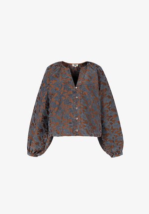 Bruine blouse met knopen, losse lange mouwen en een blauw bloemenpatroon, met een ronde halslijn en gathering bij de manchetten.
