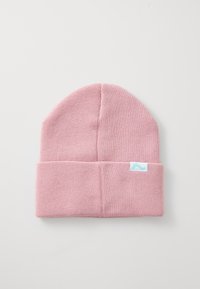 Bonnet en tricot rose avec un revers, présentant une petite étiquette de marque bleue. Fabriqué en tissu doux et texturé avec un dessus arrondi.