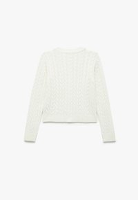 Weißer Strickpullover mit Zopfmuster, langen Ärmeln und rundem Ausschnitt. Cropped-Länge mit gerippten Bündchen und Saum.