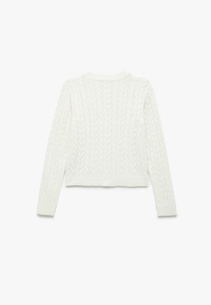 Weißer Strickpullover mit Zopfmuster, langen Ärmeln und rundem Ausschnitt. Cropped-Länge mit gerippten Bündchen und Saum.