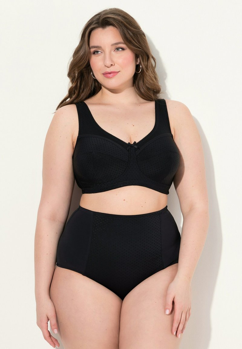 Zwart lingerieset met een getextureerde bralette met brede bandjes en hoge taille shorts, beiden met een subtiel patroon en decoratief strikje.
