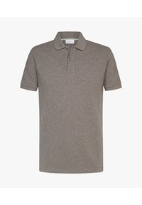 Polo marron en tissu doux, avec un col classique, une patte à trois boutons, des manches courtes et un design uni.