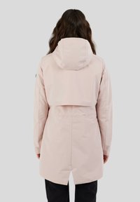 Veste imperméable rose clair avec capuche, manches longues et coupe décontractée. Présente une coupe mi-longue et une texture lisse.