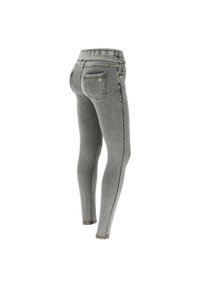 Harmaat farkkuleggingsit, joissa on vartalonmyötäinen malli, korkea vyötärö ja takataskut. Saumoissa on kontrastivärinen keltainen ommel.