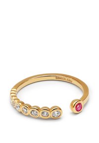 Anillo de oro con una serie de piedras preciosas transparentes a lo largo de un lado y una única piedra preciosa roja en el otro, con un diseño abierto y elegante.