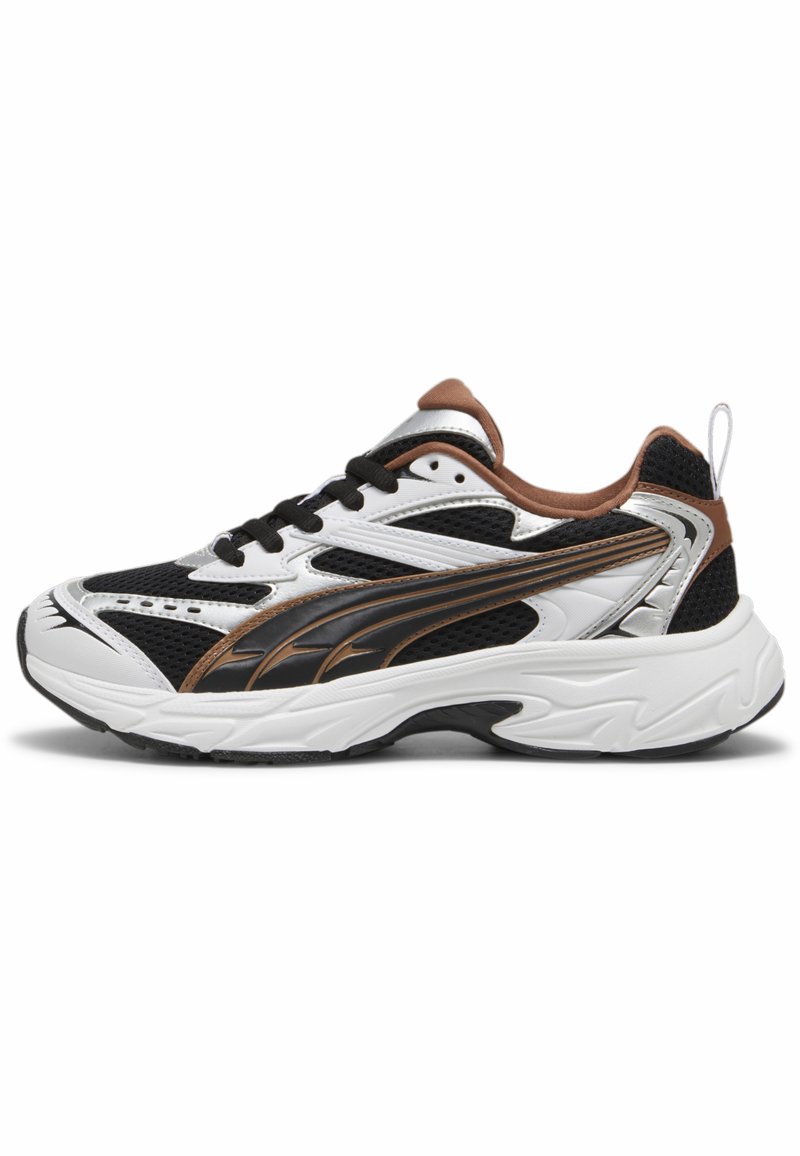 Scarpe sportive in bianco e nero con lati in rete, accenti riflettenti argento e dettagli marroni. Caratterizzate da una suola testurizzata e design con lacci.