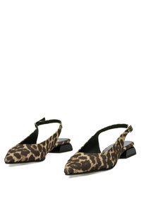 Bailarinas con estampado de leopardo marrón, con punta afilada y un bajo tacón negro geométrico. Upper de tela con una textura suave.