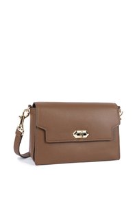 Borsa a mano in pelle marrone con texture, chiusura in metallo dorato, forma rettangolare e tracolla removibile. Presenta una chiusura a pannello e un design elegante.