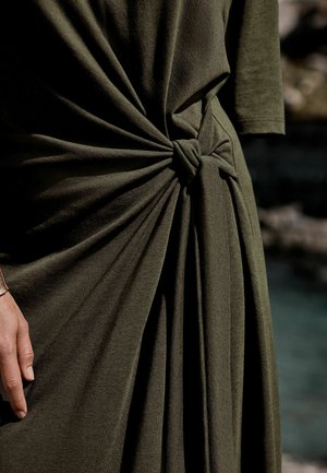 Next, REGULAR FIT - TIE WAIST MIDI T-SHIRT DRESS . - Jerseykleid - khaki green