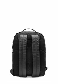 Czarny plecak z wyściełanym, teksturowanym panelem tylnym z siateczki, podwójnymi skórzanymi paskami i gładkim skórzanym uchwytem na górze. Prosta, pudełkowata forma.