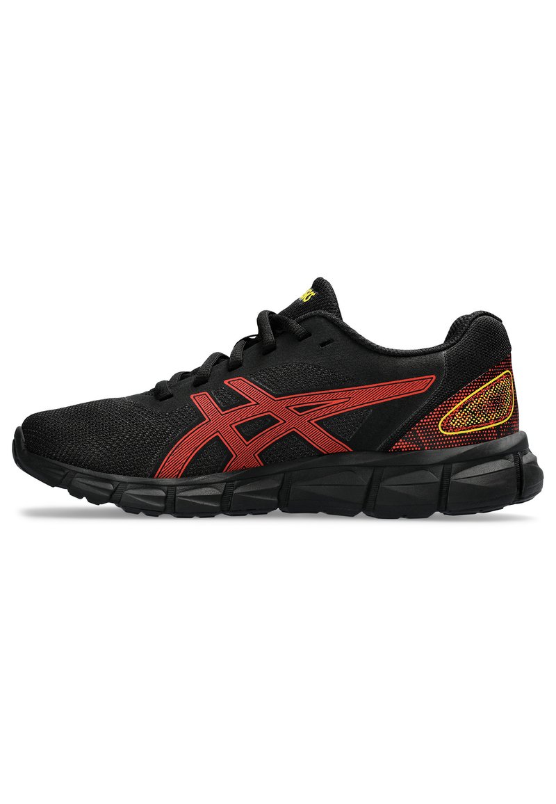 Des chaussures de sport noires avec une tige en mesh, présentant des accents rouges et une semelle texturée. Le design comprend un logo latéral proéminent et des détails à motifs.