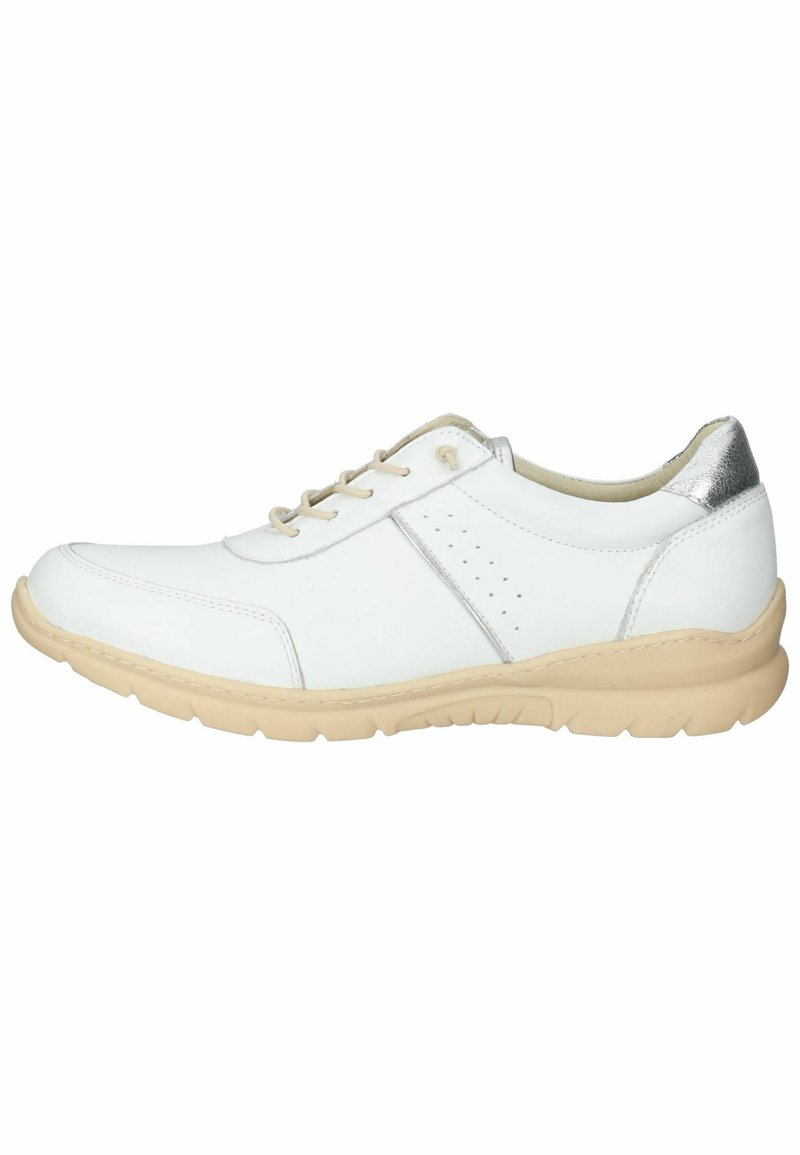 Scarpa in pelle bianca con dettagli perforati, suola in gomma beige e accento in metallo argentato sul tacco. Presenta un classico sistema di allacciatura.