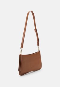 Borsa a spalla in pelle marrone con un design elegante, tracolla regolabile e dettagli in hardware dorato. Texture liscia e forma compatta.