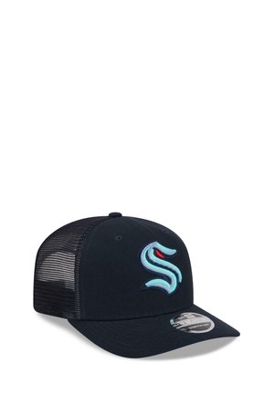 Schwarze Baseballkappe aus Mesh mit gebogenem Schirm und blauem stilisiertem "S"-Logo mit rotem Auge auf dem Vorderteil.