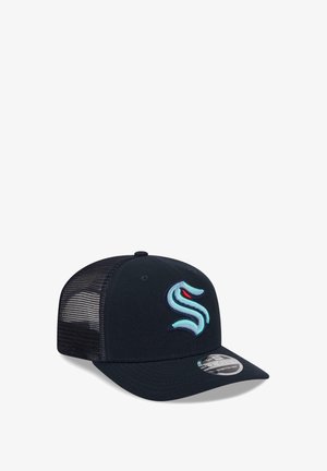 Schwarze Baseballkappe aus Mesh mit gebogenem Schirm und blauem stilisiertem "S"-Logo mit rotem Auge auf dem Vorderteil.