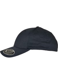 Svart caps laget av stoff med rund krone og buet skjerm. Har justerbar stropp og en logo-klistremerke foran.