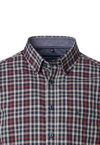 Kariertes Hemd in Marineblau, Rot und Beige. Mit einem Button-Down-Kragen, blauen Knöpfen und einem kleinen Logo auf der Brusttasche.