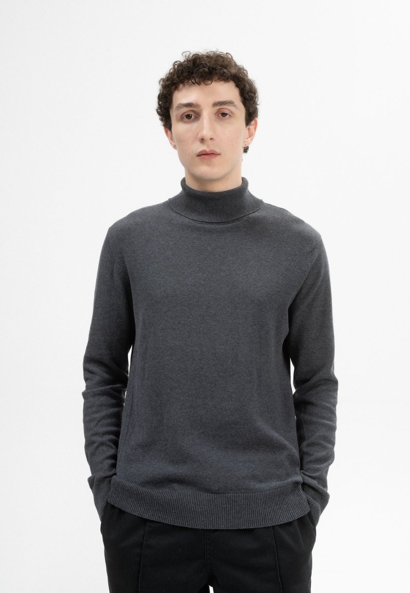 Dunkelgrauer Rollkragenpullover aus weichem Material, mit geripptem Kragen und Bündchen, in lässiger Passform und minimalistischem Design.