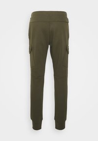 Olivově zelené cargo jogger kalhoty s dvěma bočními kapsami na klapku, elastickým pasem a manžetami na kotnících zobrazené zezadu na bílém pozadí.