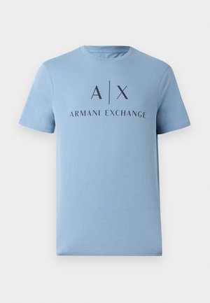 Hellblaues Baumwoll-T-Shirt mit kurzen Ärmeln und rundem Ausschnitt. Auf der Vorderseite ist das dunkel bedruckte Logo "A|X ARMANI EXCHANGE" zu sehen.