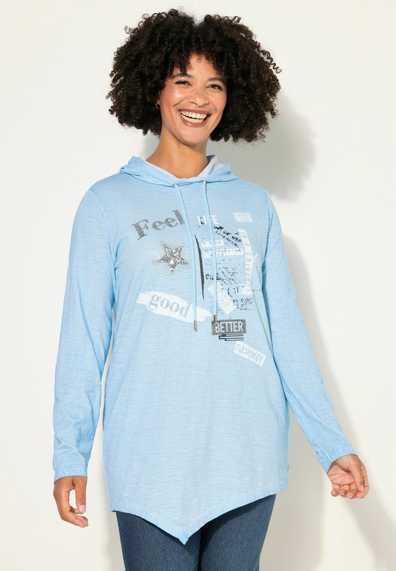 Sudadera azul claro de manga larga, con cordón y dobladillo asimétrico. Presenta texto impreso y diseño de estrella con acentos plateados.