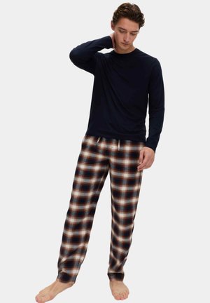 Camicia a maniche lunghe blu navy abbinata a pantaloni in flanella a quadri nei toni marrone, crema e blu scuro, con vita elasticizzata e tasche laterali.
